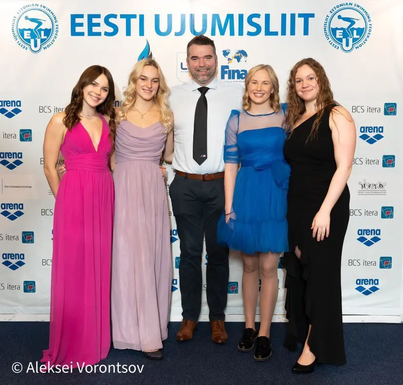 Karolin koos oma trennikaaslaste ja treeneriga Eesti Ujumisliidu aasta gaalal